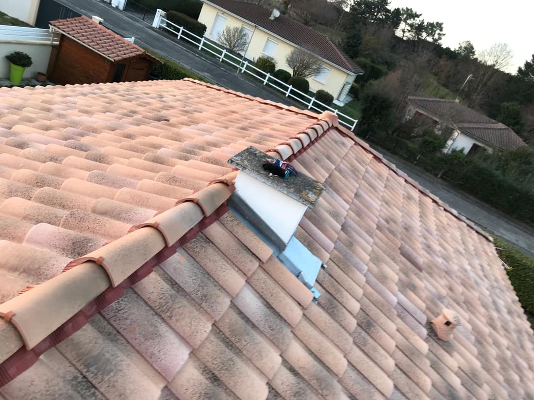 Arêtier et solin en zinc sur une toiture réparée en Gironde