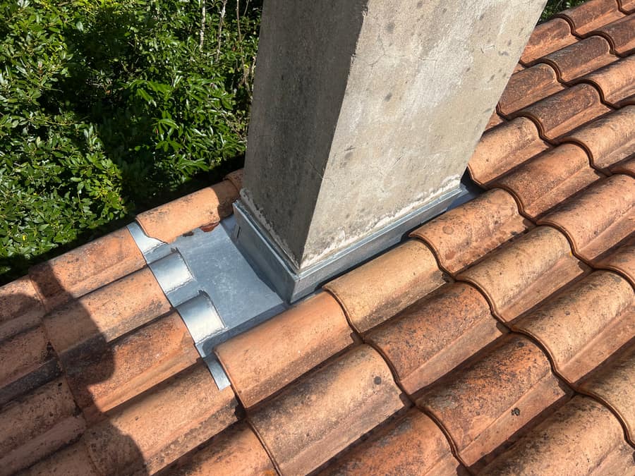Solin en zinc neuf posé autour d'une souche de cheminée