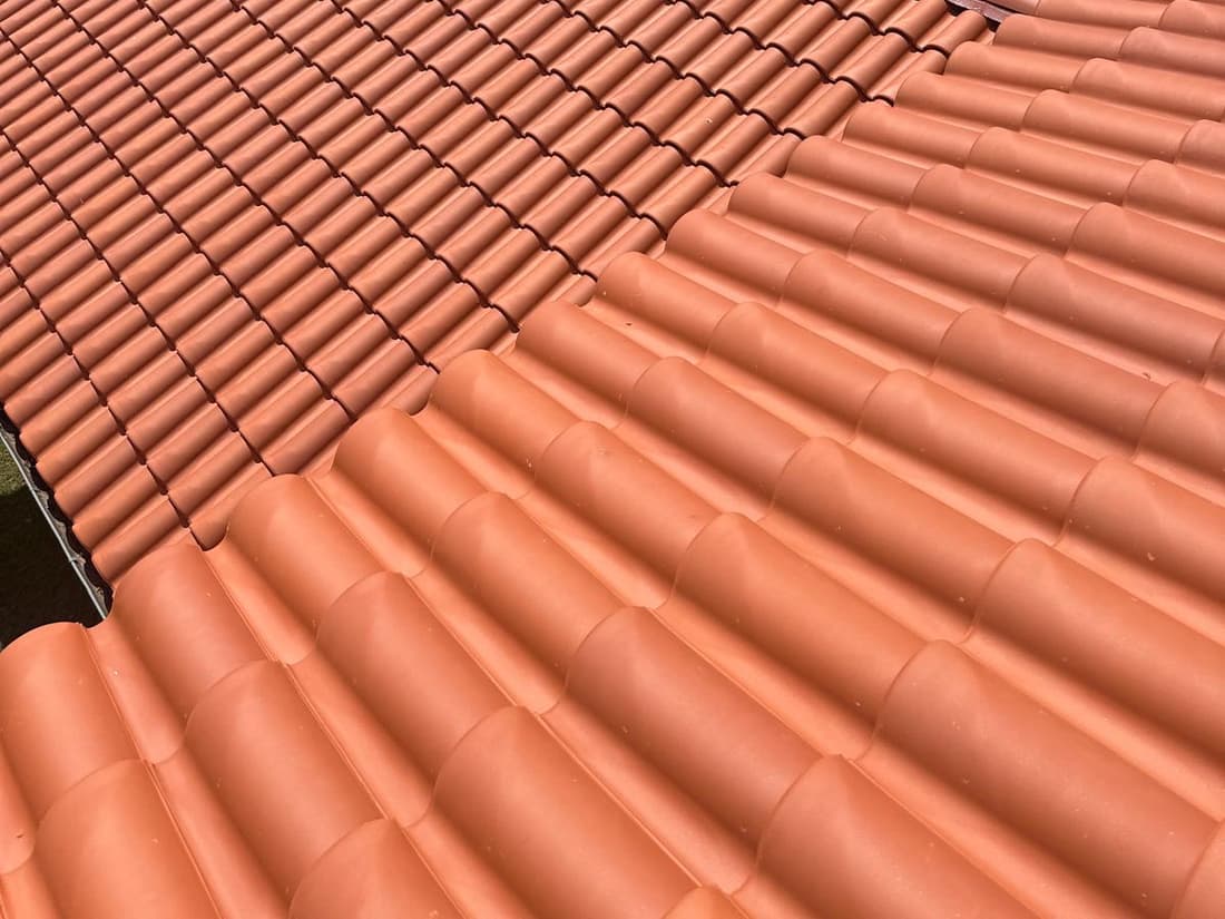 Tuiles neuves posées sur une toiture refaite en Gironde