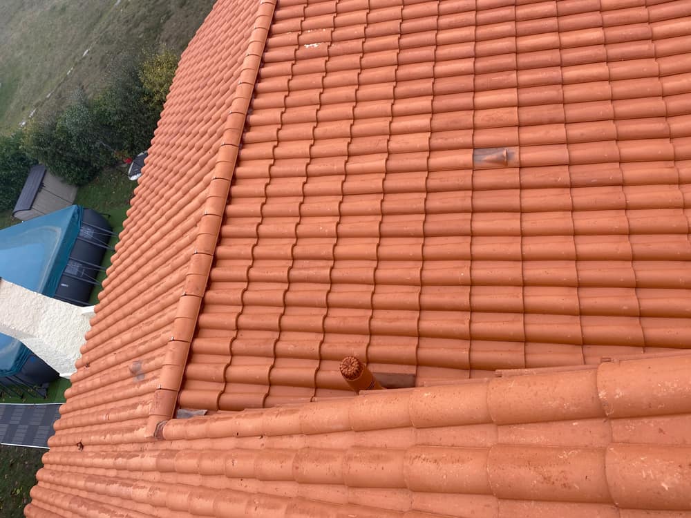 Toiture entièrement refaite en tuiles neuves, vue sur le jardin, en Gironde