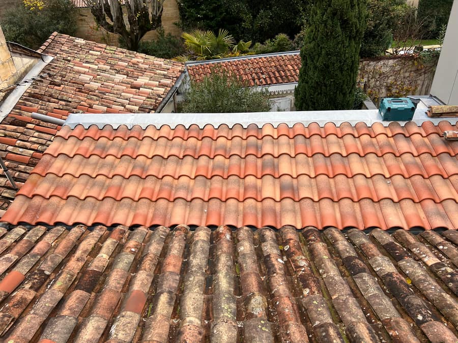 Faîtage neuf posé sur une toiture en tuiles